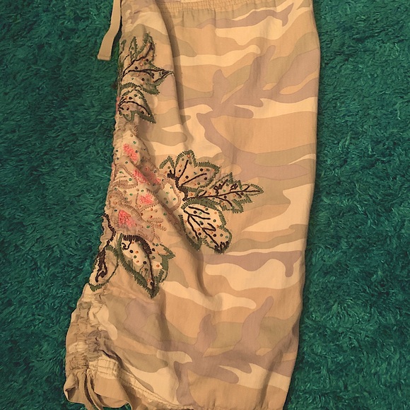 VENUS Camo Capri Pants Size 8 - Picture 4 of 10